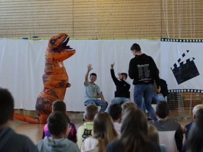 Foto des Albums: 10 Jahre im falschen Film - Die zehnte Klasse feiert ihren letzten Schultag