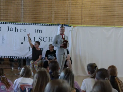 Foto des Albums: 10 Jahre im falschen Film - Die zehnte Klasse feiert ihren letzten Schultag