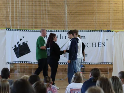 Foto des Albums: 10 Jahre im falschen Film - Die zehnte Klasse feiert ihren letzten Schultag