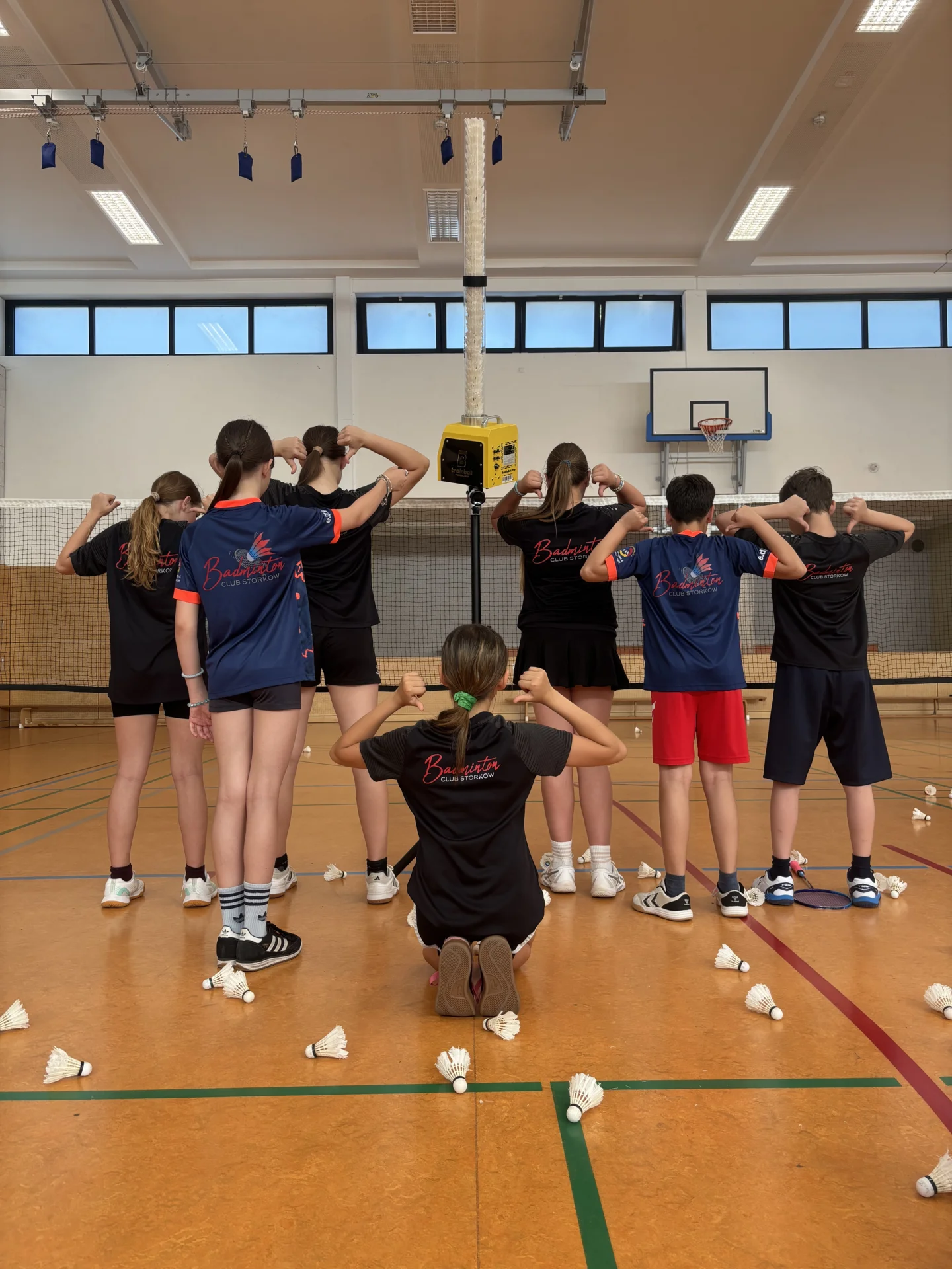 Bild: Badminton Club Storkow e.V. - Gruppenfoto mit Ballwurfmaschine @Franziska Münn