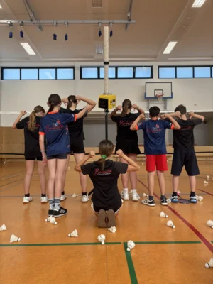 Vorschaubild: Badminton Club Storkow e.V. - Gruppenfoto mit Ballwurfmaschine @Franziska Münn