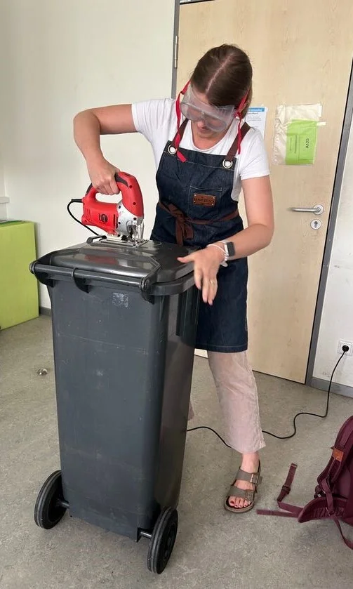 Bild: Frau Benek schneidet den Deckel zu