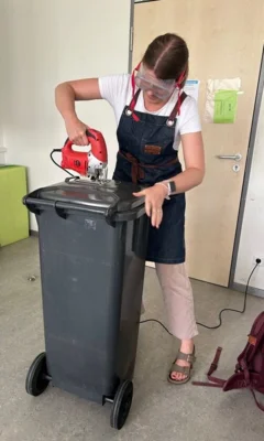 Frau Benek schneidet den Deckel zu  (Bild vergr&ouml;&szlig;ern)