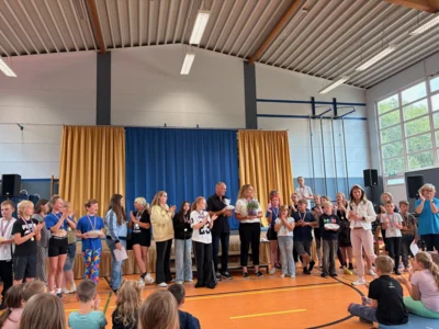 Drachenbootteams und Dank an den F&ouml;rderverein  (Bild vergr&ouml;&szlig;ern)