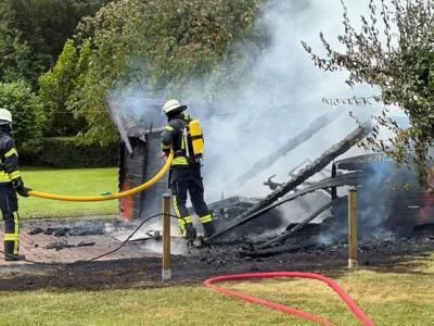 Foto des Albums: Feuer 3 / Brennt Trecker unter Carport