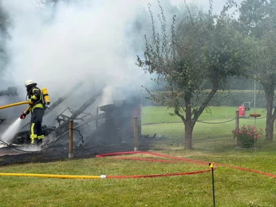 Foto des Albums: Feuer 3 / Brennt Trecker unter Carport