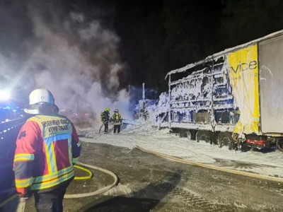 Foto des Albums: Brand LKW, A72 vor Hof/Nord am 08.07.26