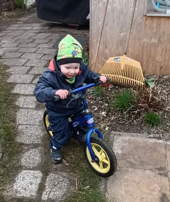 Laufrad fahren, macht richtig Spa&szlig;  (Bild vergr&ouml;&szlig;ern)