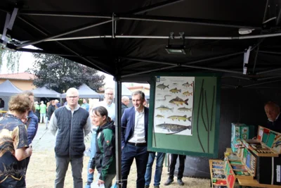 Bildungsminister Riedel (r.) beim Rundgang durch den Stationsbetrieb  (Bild vergr&ouml;&szlig;ern)