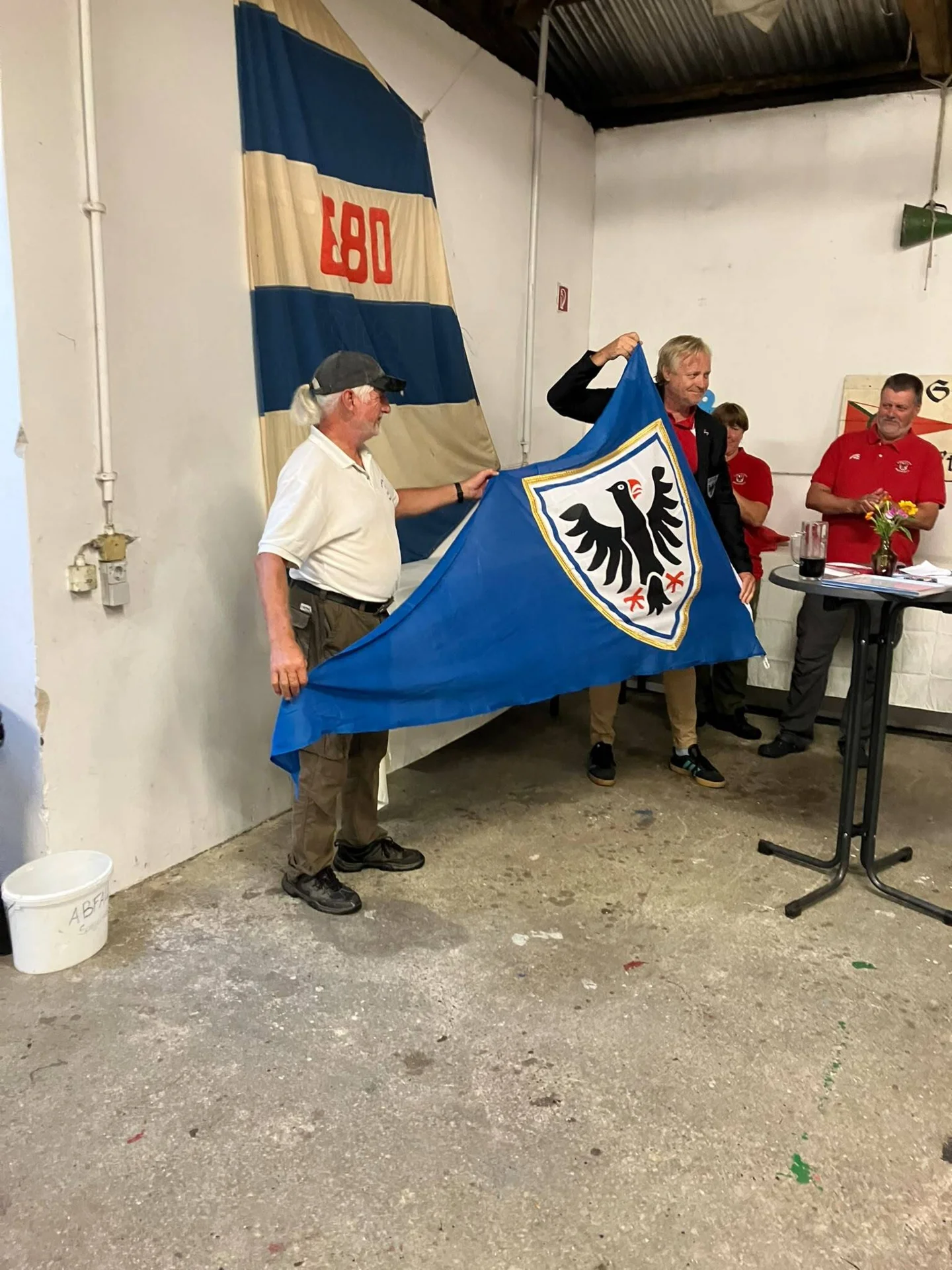 Bild: Überreichung der Goldenen Flagge des LRV für 100 Jahre Ruderverein
