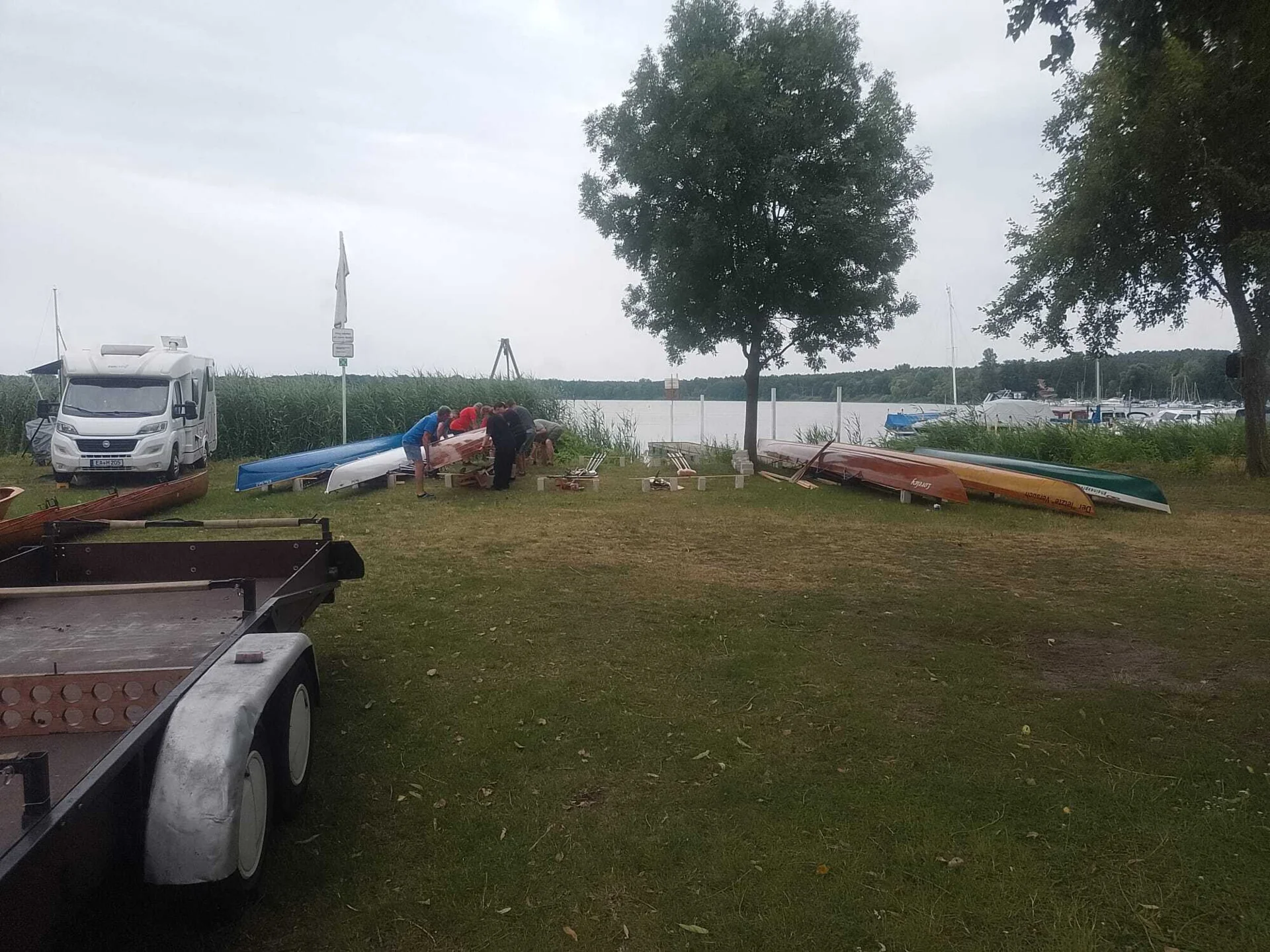 Bild: Mittwoch, die ersten Boote gelagert