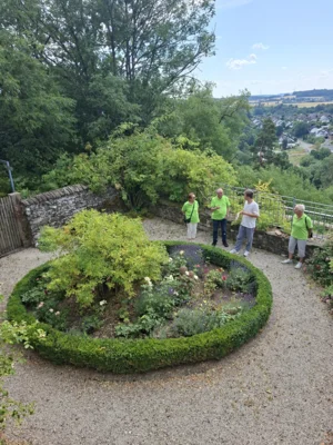 Im Rosengarten  (Bild vergr&ouml;&szlig;ern)