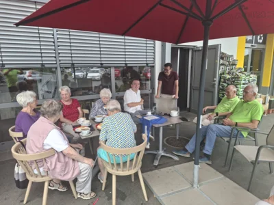 Mit den Senioren beim Einkauf und Kaffeetrinken  (Bild vergr&ouml;&szlig;ern)