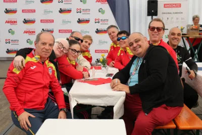 Warten auf die Siegerehrung  (Bild vergr&ouml;&szlig;ern)