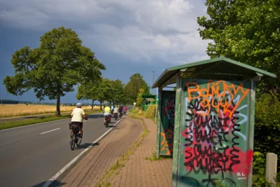 Am Mahnmal in Ahlem  (Bild vergr&ouml;&szlig;ern)