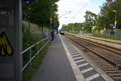 Empelde Gleis 1 - Unser Zug  (Bild vergr&ouml;&szlig;ern)