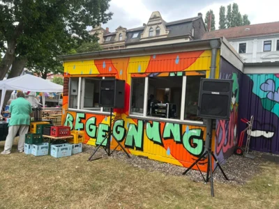 Aus grauem Metall wurde ein Farbtupfer im Quartier: die neu gestaltete Container-Fassade  (Bild vergr&ouml;&szlig;ern)