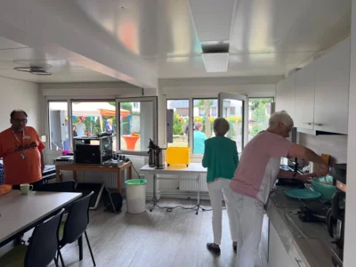 In der kleinen Container-K&uuml;che wurde flei&szlig;ig vorbereitet &ndash; Waffeln, Kaffee und mehr f&uuml;r die G&auml;ste  (Bild vergr&ouml;&szlig;ern)
