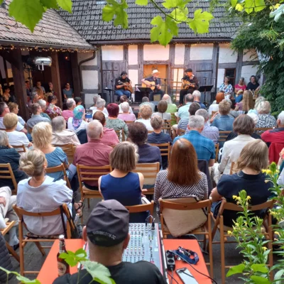 Foto des Albums: DIE LIEDERTOUR 2026 gastiert im Pfarrhof mit SCHÜLLER (D), LEE (HUN), WILLIAMS (USA) = 3 internationale Singer/Songwriter - 3 Stimmen - 3 Gitarren in einem Konzert