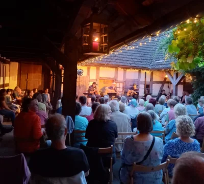 Foto des Albums: DIE LIEDERTOUR 2026 gastiert im Pfarrhof mit SCHÜLLER (D), LEE (HUN), WILLIAMS (USA) = 3 internationale Singer/Songwriter - 3 Stimmen - 3 Gitarren in einem Konzert