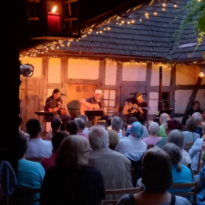 Foto des Albums: DIE LIEDERTOUR 2026 gastiert im Pfarrhof mit SCHÜLLER (D), LEE (HUN), WILLIAMS (USA) = 3 internationale Singer/Songwriter - 3 Stimmen - 3 Gitarren in einem Konzert