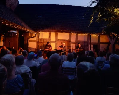 Foto des Albums: DIE LIEDERTOUR 2026 gastiert im Pfarrhof mit SCHÜLLER (D), LEE (HUN), WILLIAMS (USA) = 3 internationale Singer/Songwriter - 3 Stimmen - 3 Gitarren in einem Konzert