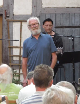 Foto des Albums: DIE LIEDERTOUR 2026 gastiert im Pfarrhof mit SCHÜLLER (D), LEE (HUN), WILLIAMS (USA) = 3 internationale Singer/Songwriter - 3 Stimmen - 3 Gitarren in einem Konzert