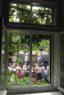 Foto des Albums: DIE LIEDERTOUR 2026 gastiert im Pfarrhof mit SCHÜLLER (D), LEE (HUN), WILLIAMS (USA) = 3 internationale Singer/Songwriter - 3 Stimmen - 3 Gitarren in einem Konzert