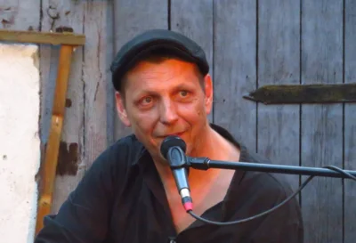 Foto des Albums: DIE LIEDERTOUR 2026 gastiert im Pfarrhof mit SCHÜLLER (D), LEE (HUN), WILLIAMS (USA) = 3 internationale Singer/Songwriter - 3 Stimmen - 3 Gitarren in einem Konzert