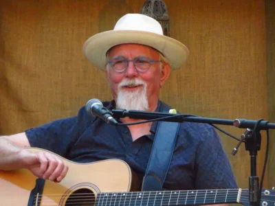 Foto des Albums: DIE LIEDERTOUR 2026 gastiert im Pfarrhof mit SCHÜLLER (D), LEE (HUN), WILLIAMS (USA) = 3 internationale Singer/Songwriter - 3 Stimmen - 3 Gitarren in einem Konzert