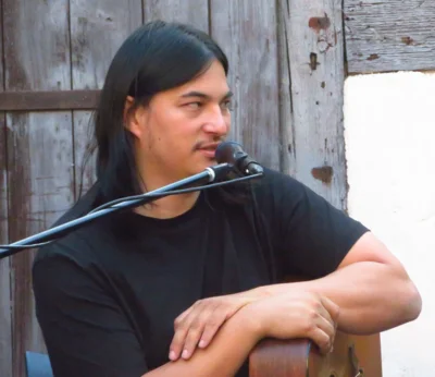 Foto des Albums: DIE LIEDERTOUR 2026 gastiert im Pfarrhof mit SCHÜLLER (D), LEE (HUN), WILLIAMS (USA) = 3 internationale Singer/Songwriter - 3 Stimmen - 3 Gitarren in einem Konzert