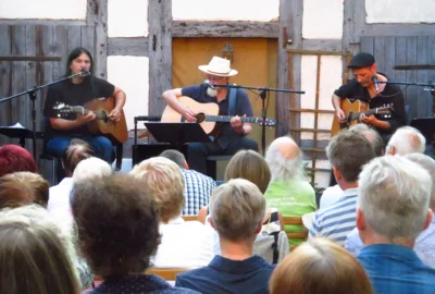 Foto des Albums: DIE LIEDERTOUR 2026 gastiert im Pfarrhof mit SCHÜLLER (D), LEE (HUN), WILLIAMS (USA) = 3 internationale Singer/Songwriter - 3 Stimmen - 3 Gitarren in einem Konzert