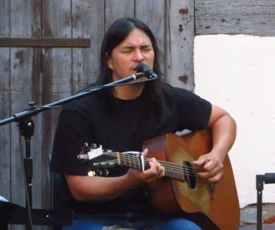 Foto des Albums: DIE LIEDERTOUR 2026 gastiert im Pfarrhof mit SCHÜLLER (D), LEE (HUN), WILLIAMS (USA) = 3 internationale Singer/Songwriter - 3 Stimmen - 3 Gitarren in einem Konzert