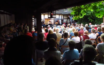 Foto des Albums: DIE LIEDERTOUR 2026 gastiert im Pfarrhof mit SCHÜLLER (D), LEE (HUN), WILLIAMS (USA) = 3 internationale Singer/Songwriter - 3 Stimmen - 3 Gitarren in einem Konzert
