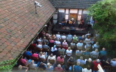 Foto des Albums: DIE LIEDERTOUR 2026 gastiert im Pfarrhof mit SCHÜLLER (D), LEE (HUN), WILLIAMS (USA) = 3 internationale Singer/Songwriter - 3 Stimmen - 3 Gitarren in einem Konzert