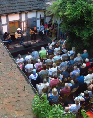 Foto des Albums: DIE LIEDERTOUR 2026 gastiert im Pfarrhof mit SCHÜLLER (D), LEE (HUN), WILLIAMS (USA) = 3 internationale Singer/Songwriter - 3 Stimmen - 3 Gitarren in einem Konzert