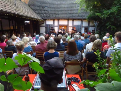 Foto des Albums: DIE LIEDERTOUR 2026 gastiert im Pfarrhof mit SCHÜLLER (D), LEE (HUN), WILLIAMS (USA) = 3 internationale Singer/Songwriter - 3 Stimmen - 3 Gitarren in einem Konzert