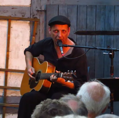 Foto des Albums: DIE LIEDERTOUR 2026 gastiert im Pfarrhof mit SCHÜLLER (D), LEE (HUN), WILLIAMS (USA) = 3 internationale Singer/Songwriter - 3 Stimmen - 3 Gitarren in einem Konzert
