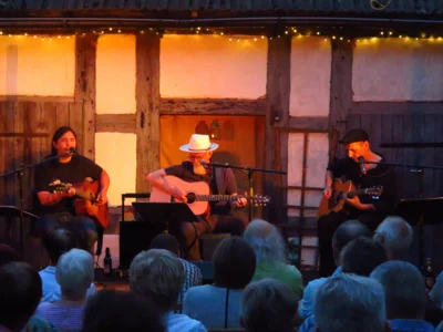 Foto des Albums: DIE LIEDERTOUR 2026 gastiert im Pfarrhof mit SCHÜLLER (D), LEE (HUN), WILLIAMS (USA) = 3 internationale Singer/Songwriter - 3 Stimmen - 3 Gitarren in einem Konzert