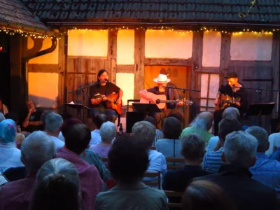 Foto des Albums: DIE LIEDERTOUR 2026 gastiert im Pfarrhof mit SCHÜLLER (D), LEE (HUN), WILLIAMS (USA) = 3 internationale Singer/Songwriter - 3 Stimmen - 3 Gitarren in einem Konzert