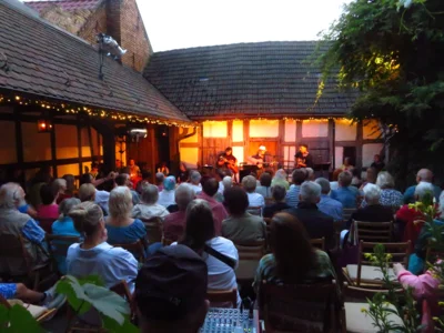 Foto des Albums: DIE LIEDERTOUR 2026 gastiert im Pfarrhof mit SCHÜLLER (D), LEE (HUN), WILLIAMS (USA) = 3 internationale Singer/Songwriter - 3 Stimmen - 3 Gitarren in einem Konzert