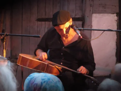 Foto des Albums: DIE LIEDERTOUR 2026 gastiert im Pfarrhof mit SCHÜLLER (D), LEE (HUN), WILLIAMS (USA) = 3 internationale Singer/Songwriter - 3 Stimmen - 3 Gitarren in einem Konzert