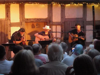Foto des Albums: DIE LIEDERTOUR 2026 gastiert im Pfarrhof mit SCHÜLLER (D), LEE (HUN), WILLIAMS (USA) = 3 internationale Singer/Songwriter - 3 Stimmen - 3 Gitarren in einem Konzert