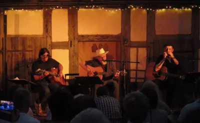 Foto des Albums: DIE LIEDERTOUR 2026 gastiert im Pfarrhof mit SCHÜLLER (D), LEE (HUN), WILLIAMS (USA) = 3 internationale Singer/Songwriter - 3 Stimmen - 3 Gitarren in einem Konzert