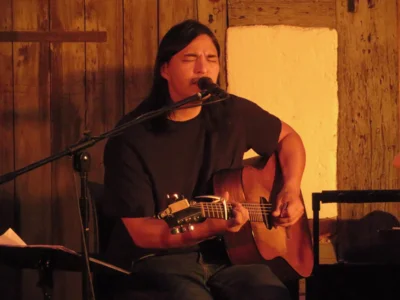 Foto des Albums: DIE LIEDERTOUR 2026 gastiert im Pfarrhof mit SCHÜLLER (D), LEE (HUN), WILLIAMS (USA) = 3 internationale Singer/Songwriter - 3 Stimmen - 3 Gitarren in einem Konzert