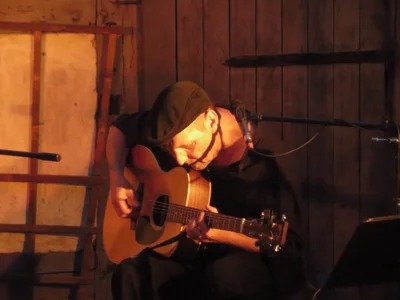 Foto des Albums: DIE LIEDERTOUR 2026 gastiert im Pfarrhof mit SCHÜLLER (D), LEE (HUN), WILLIAMS (USA) = 3 internationale Singer/Songwriter - 3 Stimmen - 3 Gitarren in einem Konzert