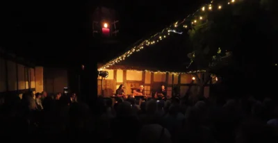 Foto des Albums: DIE LIEDERTOUR 2026 gastiert im Pfarrhof mit SCHÜLLER (D), LEE (HUN), WILLIAMS (USA) = 3 internationale Singer/Songwriter - 3 Stimmen - 3 Gitarren in einem Konzert