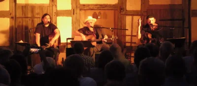Foto des Albums: DIE LIEDERTOUR 2026 gastiert im Pfarrhof mit SCHÜLLER (D), LEE (HUN), WILLIAMS (USA) = 3 internationale Singer/Songwriter - 3 Stimmen - 3 Gitarren in einem Konzert