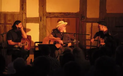 Foto des Albums: DIE LIEDERTOUR 2026 gastiert im Pfarrhof mit SCHÜLLER (D), LEE (HUN), WILLIAMS (USA) = 3 internationale Singer/Songwriter - 3 Stimmen - 3 Gitarren in einem Konzert