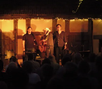 Foto des Albums: DIE LIEDERTOUR 2026 gastiert im Pfarrhof mit SCHÜLLER (D), LEE (HUN), WILLIAMS (USA) = 3 internationale Singer/Songwriter - 3 Stimmen - 3 Gitarren in einem Konzert